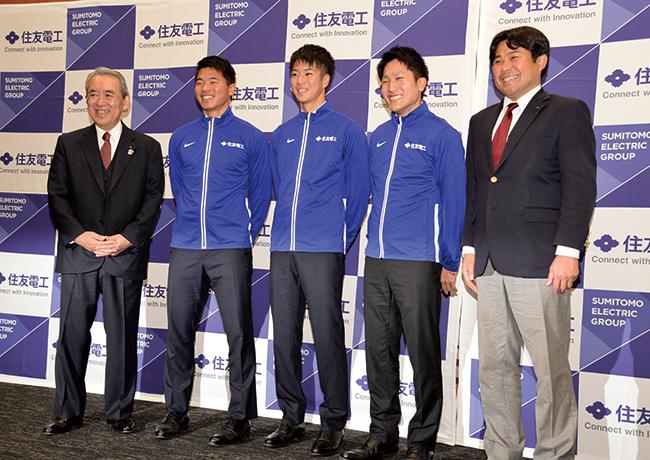 (从左)住友电气)董事长兼首席执行官松本,徐怀钰小池百合子,血缘恩,“春斗”经营和教练Yasuyuki渡边